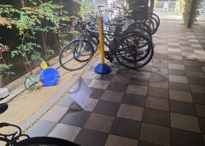 These images of informal bicycle parking in Japan show signs that say “Bicycle parking is forbidden here. In case of violations, we will alert the police.” Beside the sign, bicycles are parked in a tidy and regular fashion, with the chain taken down to allow more bikes to park. There is a formal rule, but a tacit understanding that it will not be respected, and a social rule requesting you to park your bike (illegally) in a tidy and proper manner. Source: Abel Polese. © Abel Polese.