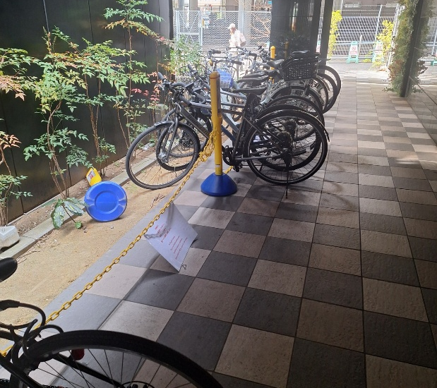 These images of informal bicycle parking in Japan show signs that say “Bicycle parking is forbidden here. In case of violations, we will alert the police.” Beside the sign, bicycles are parked in a tidy and regular fashion, with the chain taken down to allow more bikes to park. There is a formal rule, but a tacit understanding that it will not be respected, and a social rule requesting you to park your bike (illegally) in a tidy and proper manner. Source: Abel Polese. © Abel Polese.